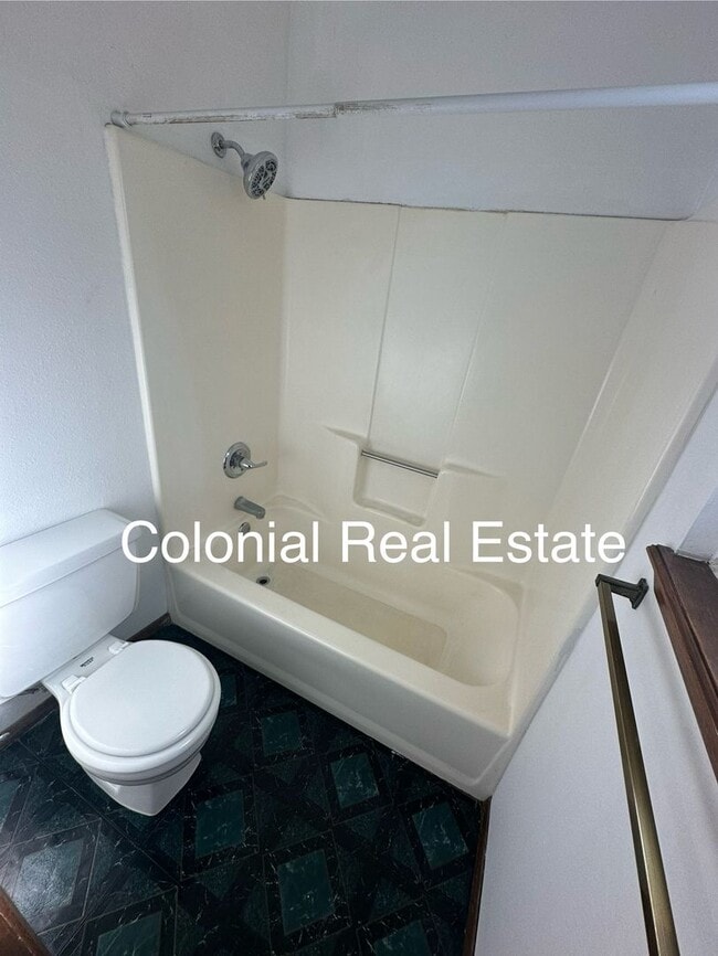 Building Photo - Spacious 2 story home