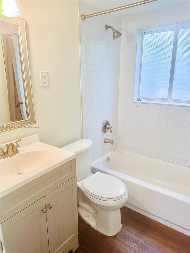 Building Photo - 95 Edgewater Dr