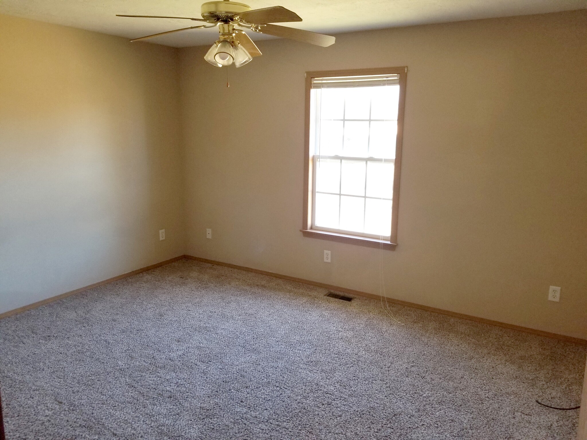 Master Bed - 819 N Pinewood Ave