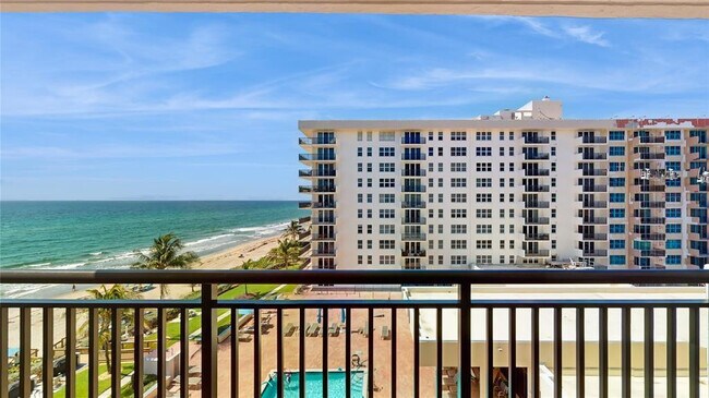 Building Photo - 1149 Hillsboro Mile