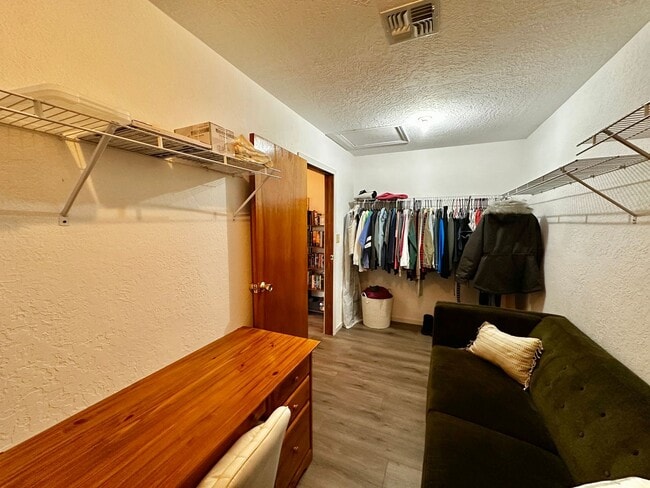 Building Photo - Rustic Charm