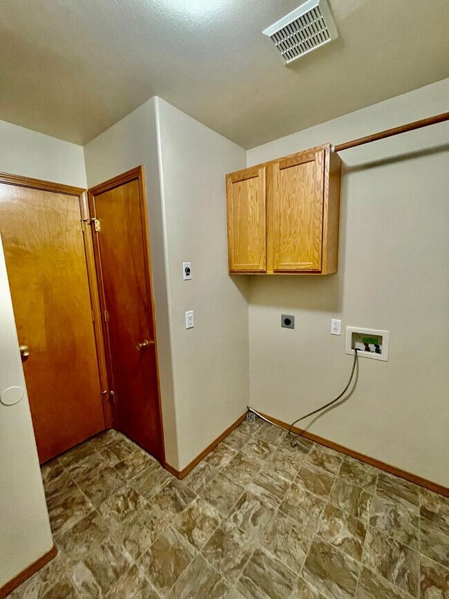 Building Photo - 3bed/2bath Rancher Style Home in Post Falls