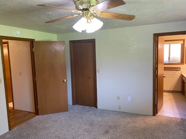 Building Photo - LARGE SINGLE FAMILY HOME, ONE LEVEL W/ FEN...
