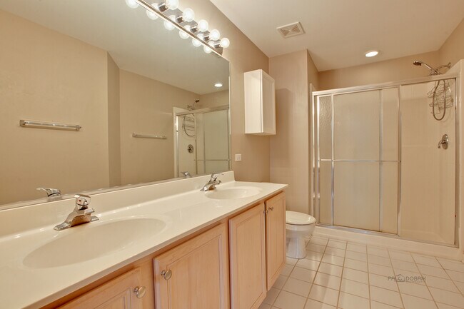 Building Photo - 1435 N Pinehurst Dr