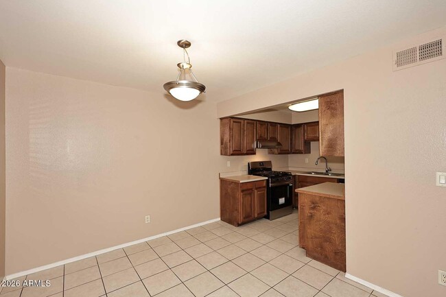 Building Photo - 303 N Miller Rd
