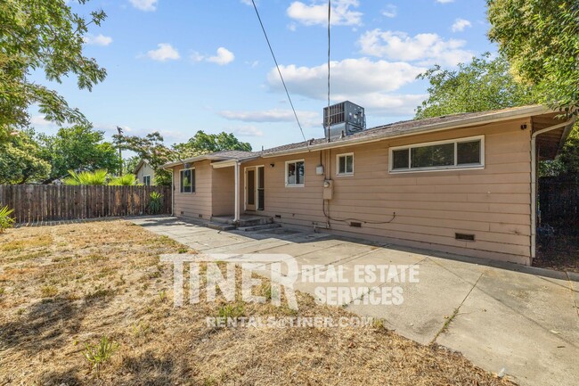 Building Photo - Sunny North Highlands Home