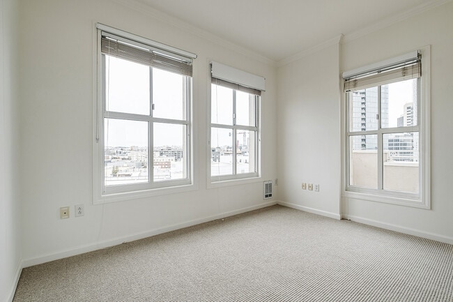 Building Photo - 140 S Van Ness Ave