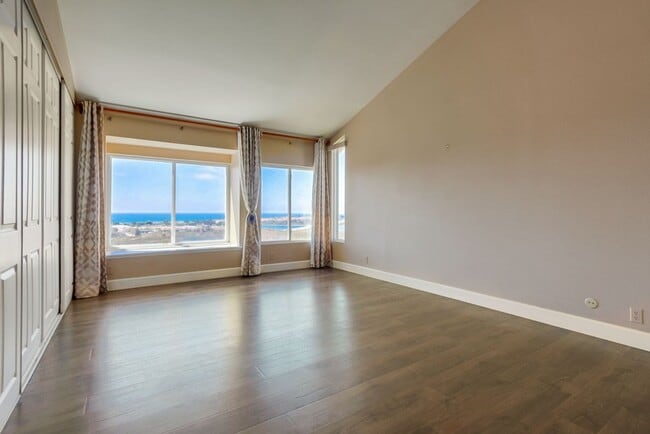 Building Photo - Fantastic ocean views in this spectacular ...