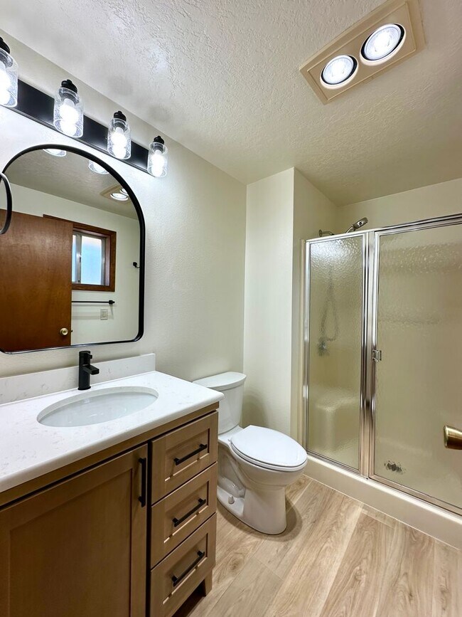 Building Photo - Remodeled 3 Bed Home in Deschutes River Woods with A/C & Large Fenced Yard
