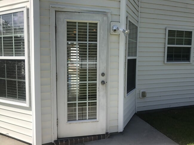 Building Photo - 145 Red Oak Dr