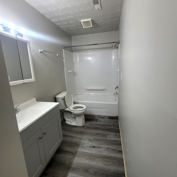 Building Photo - 1103 W Maple St