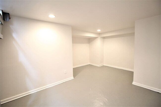 Building Photo - Townhouse Two Blocks to Braddock Rd Metro Station