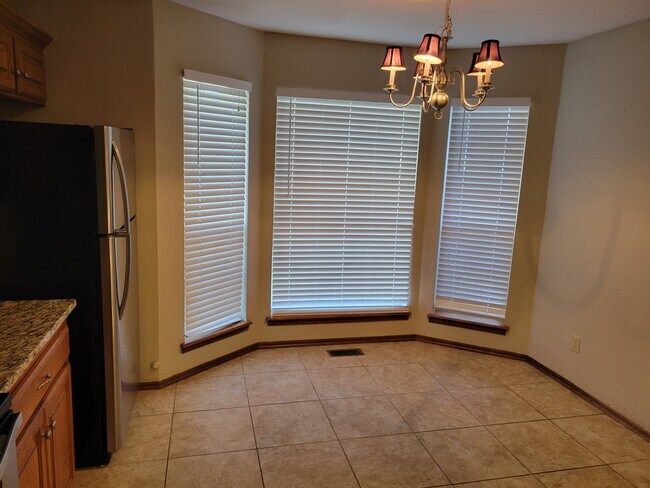 Generous eat in area in kitchen - 921 Blue Ridge Dr