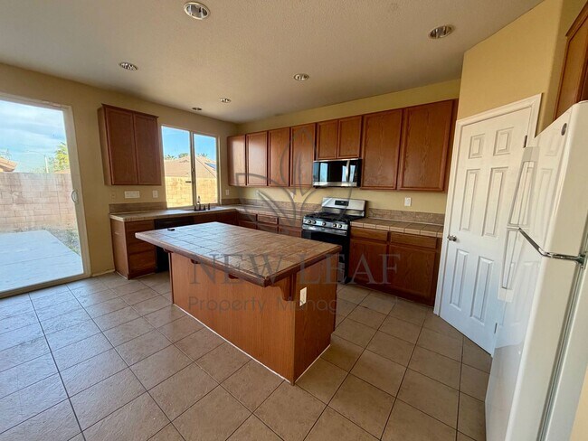 Building Photo - 4 bedroom 3bath 3 car garage in Victorville