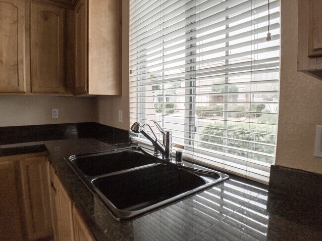 Building Photo - 3 BEDROOM, 3 BATHROOM, 2 CAR GARAGE, COMMUNITY POOL & SPA