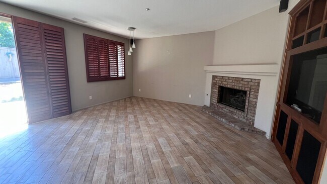 Building Photo - Beautiful home in gated community! Spaciou...