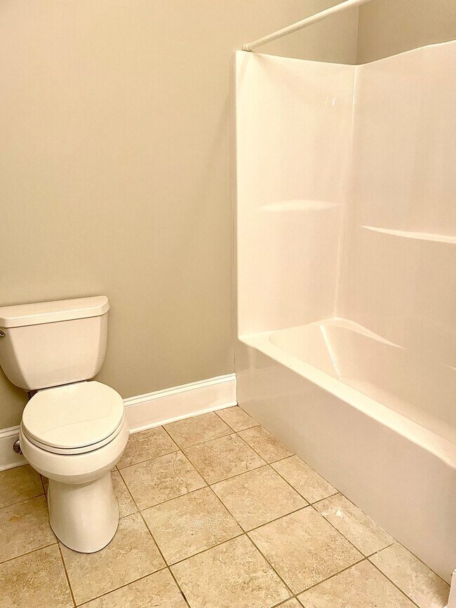 Building Photo - Lakeside Lviing in Loudon