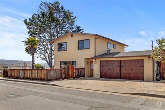 Building Photo - Beautiful Large Three Bedroom on Corner Lo...