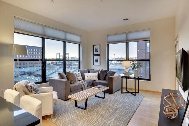 Building Photo - Absolutely Gorgeous 2 BR, 2 BA Condo Just Steps From the Saint Paul Farmers' Market