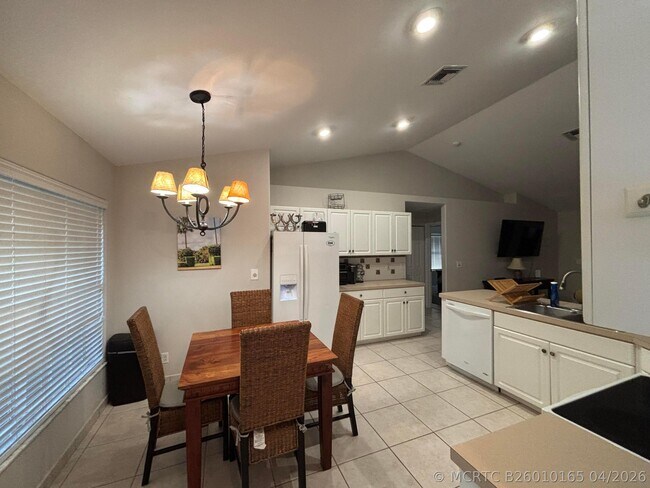 Building Photo - 1094 Raintree Ln