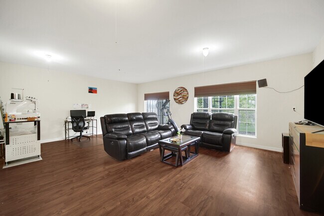 Building Photo - 439 Bay Tree Cir