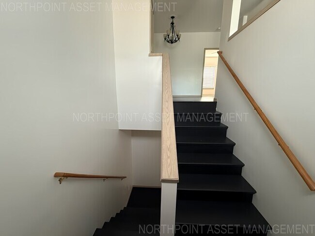 Building Photo - 3 Bed, 2 Bath Townhome SPECIAL!