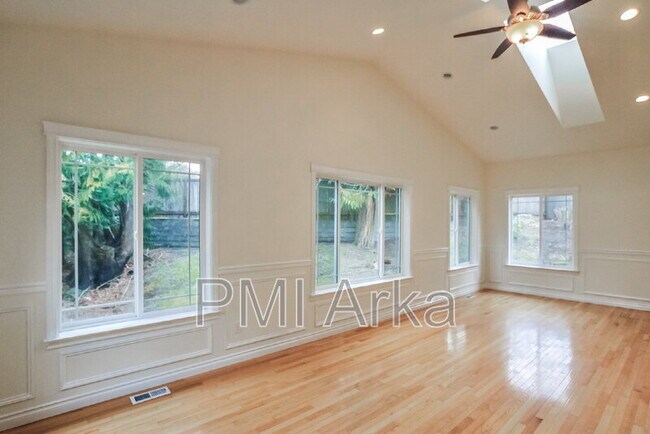 Building Photo - 3504 Buckingham Ct SE