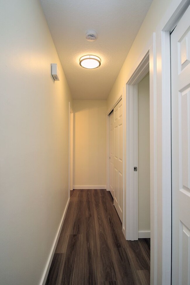 Building Photo - 1865-1865 SE Oak St