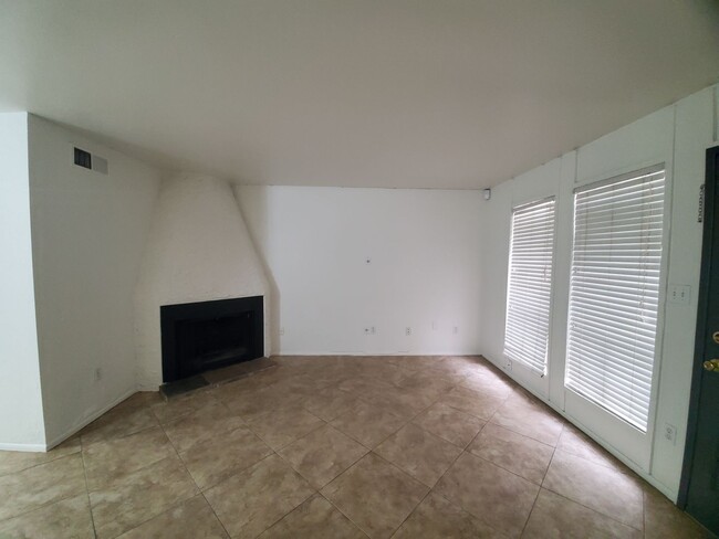 Building Photo - 2 Bedroom condo -w/d- Old Town Scottsdale/...