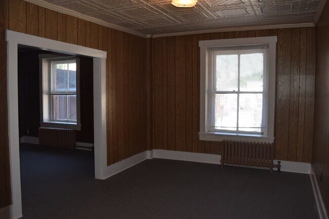 Building Photo - 136 W High St