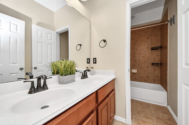 Building Photo - 6003 Baileys Run Ln