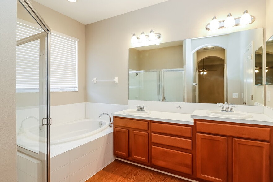 Building Photo - 3731 Braemere Dr