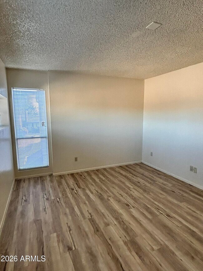 Building Photo - 2652 E Oakleaf Dr