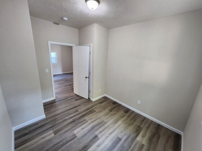 Building Photo - Spacious 3-Bedroom, 1-Bathroom Home AVAILABLE NOW!!