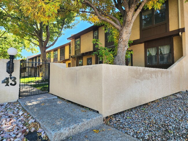 Building Photo - 43 Glen Royal Dr