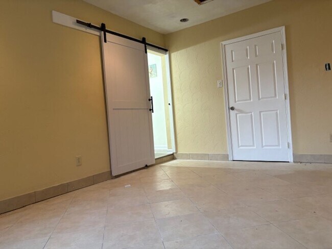 Building Photo - 619 Randolph Rd