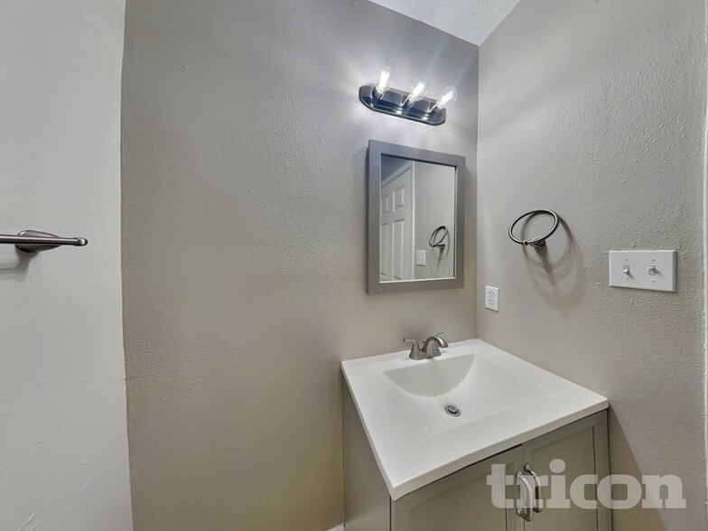 Building Photo - 848 Rebecca Ct NE