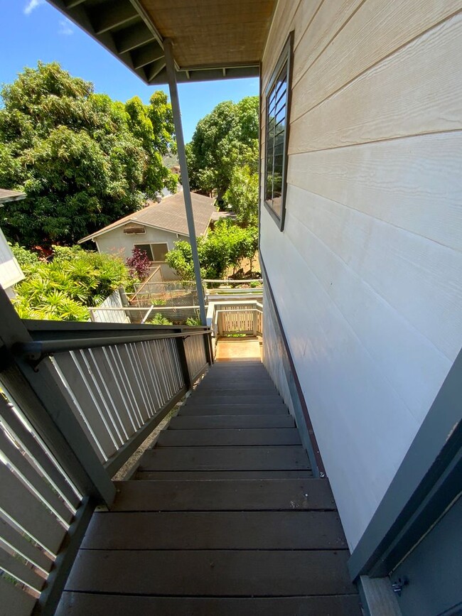 Building Photo - KAIMUKI 1 BEDROOM UNIT TUCKED AWAY IN BACK...