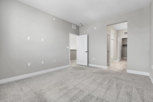 Building Photo - $2,775 - 3 Bed, 3 Bath Condo in Aurora wit...