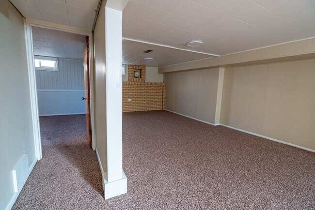 Building Photo - 3 Bed 1.5 Bath Updated Home with Private Fenced Backyard and Mountain Views