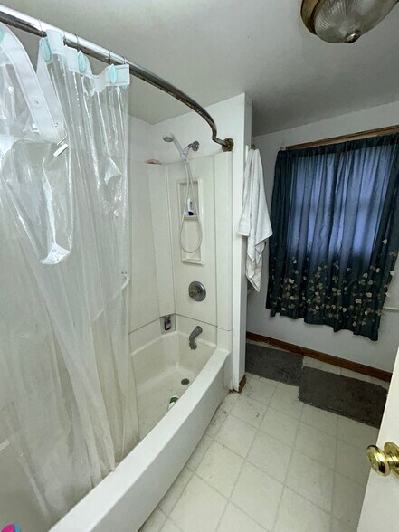 Building Photo - 404 S Thomas St