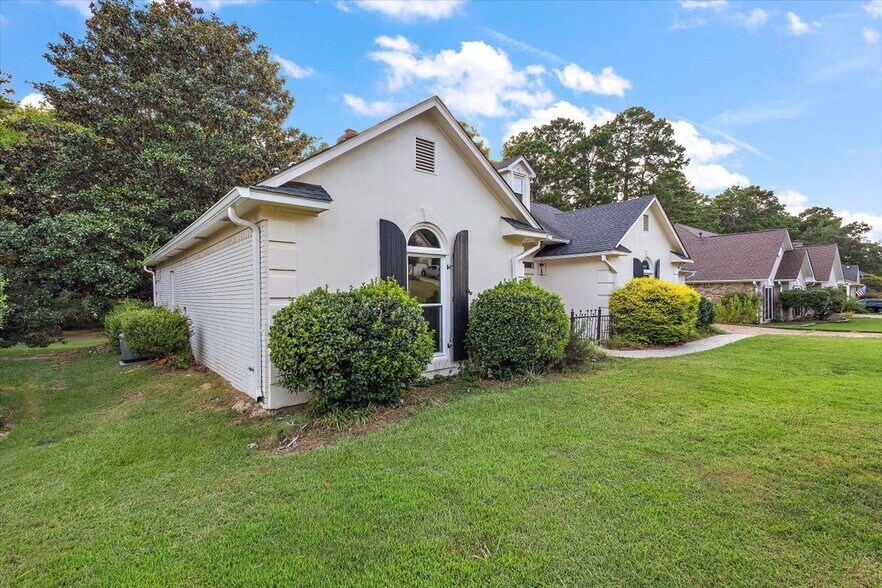 Building Photo - 423 Woodlands Cir
