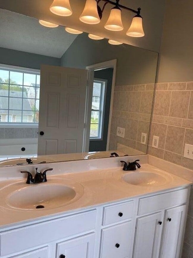 Building Photo - Beautiful Home!