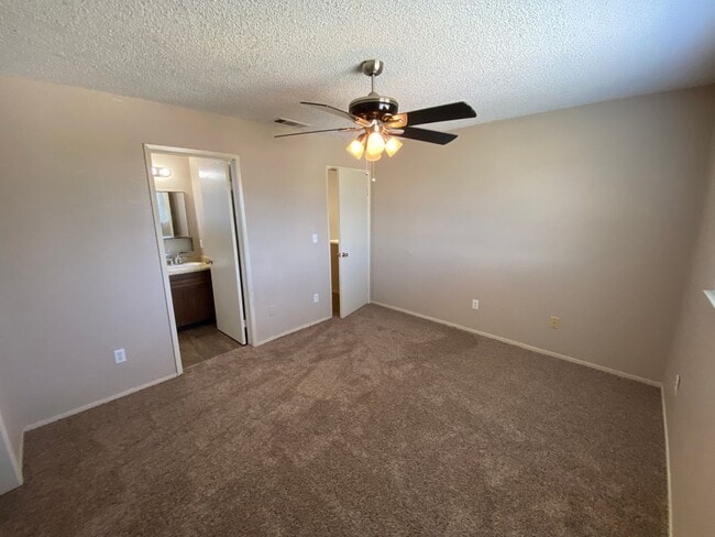 Building Photo - North Visalia Townhome Available Now