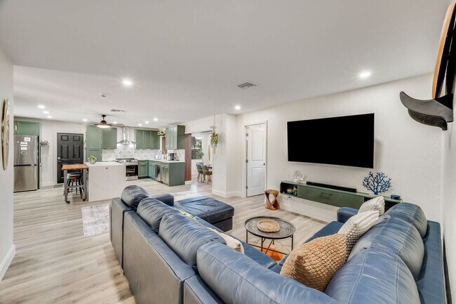 Building Photo - 415 N Shore Dr