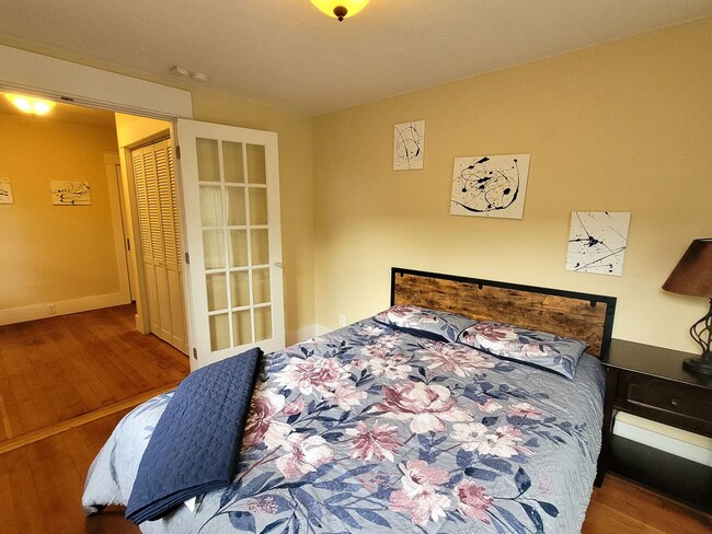 Building Photo - Charming Bungalow In the Heart of Downtown, Furnished 2 Bedroom/1 Bath.