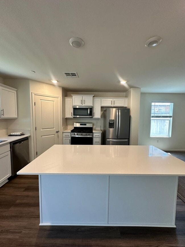Building Photo - Spacious Tulare home coming soon!