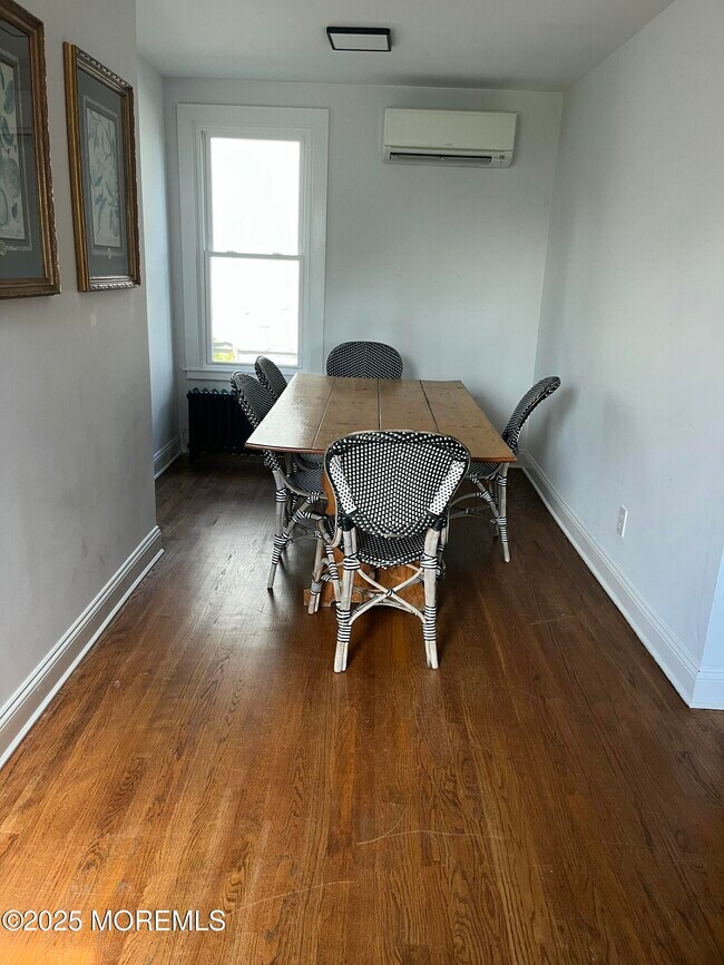 Building Photo - 406 Lake Dr