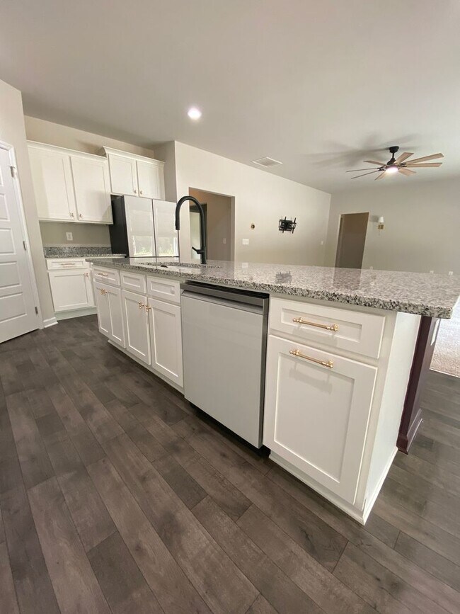 Building Photo - SPECIAL: HALF OFF FIRSTS MONTH RENT! Lovel...