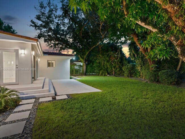 Building Photo - 5406 S Le Jeune Rd